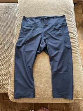 Old Navy PowerSoft Navy Crop Leggings with Side Pockets